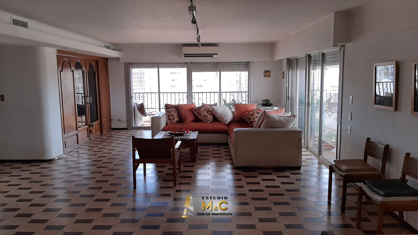 Elegante Piso de Jerarquia en el Centro de Cordoba - 250mts con 4 Hab 4 Bañ 2 Coch 
