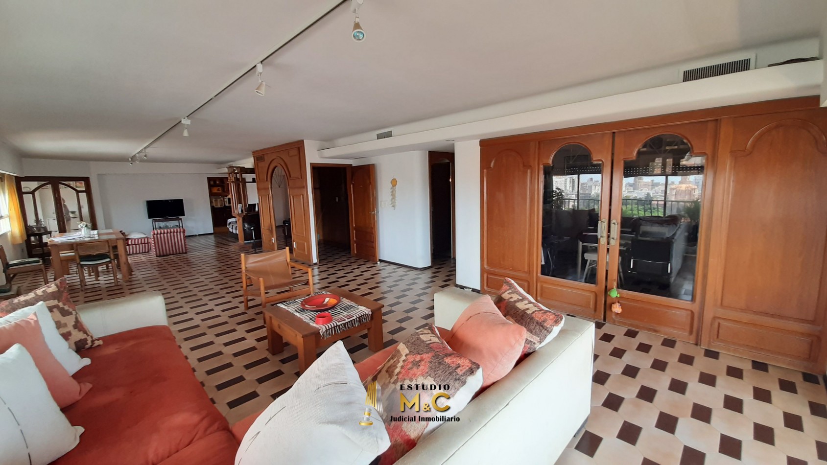 Elegante Piso de Jerarquia en el Centro de Cordoba - 250mts con 4 Hab 4 Bañ 2 Coch 